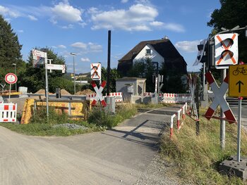Der Bahnübergang in Küntrop wird von Mittwoch bis Freitag gesperrt. Der Bahnübergang in Küntrop wird von Mittwoch bis Freitag gesperrt.