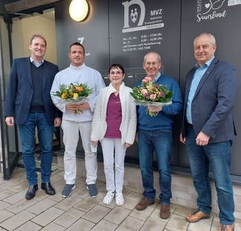 Unser Bild zeigt von links: MVZ-Vorstand Daniel Wingen, den neuen ärztlichen Leiter Milan Stojanovic, Ärztin Renate Borjazin-Kraus, den scheidenden ärztlichen Leiter Michael Beringhoff sowie MVZ-Vorstand Gerhard Schumacher.